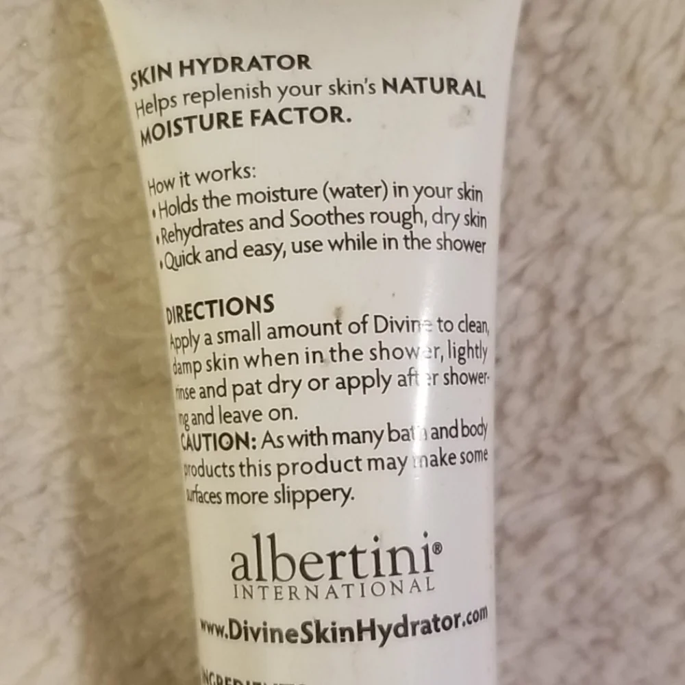 4/25 bundle item. albertini Divine Skin Hydrator